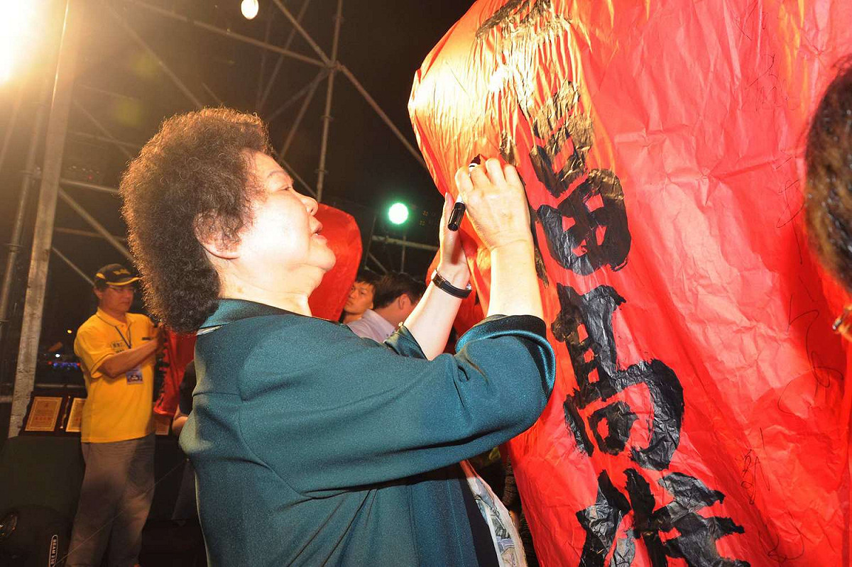 高雄市長陳菊抵達現場點燈、鳴槍，為龍舟賽揭開序幕，同時也祝福選手展現實力、成功奪標。 圖：高雄市政府/提供