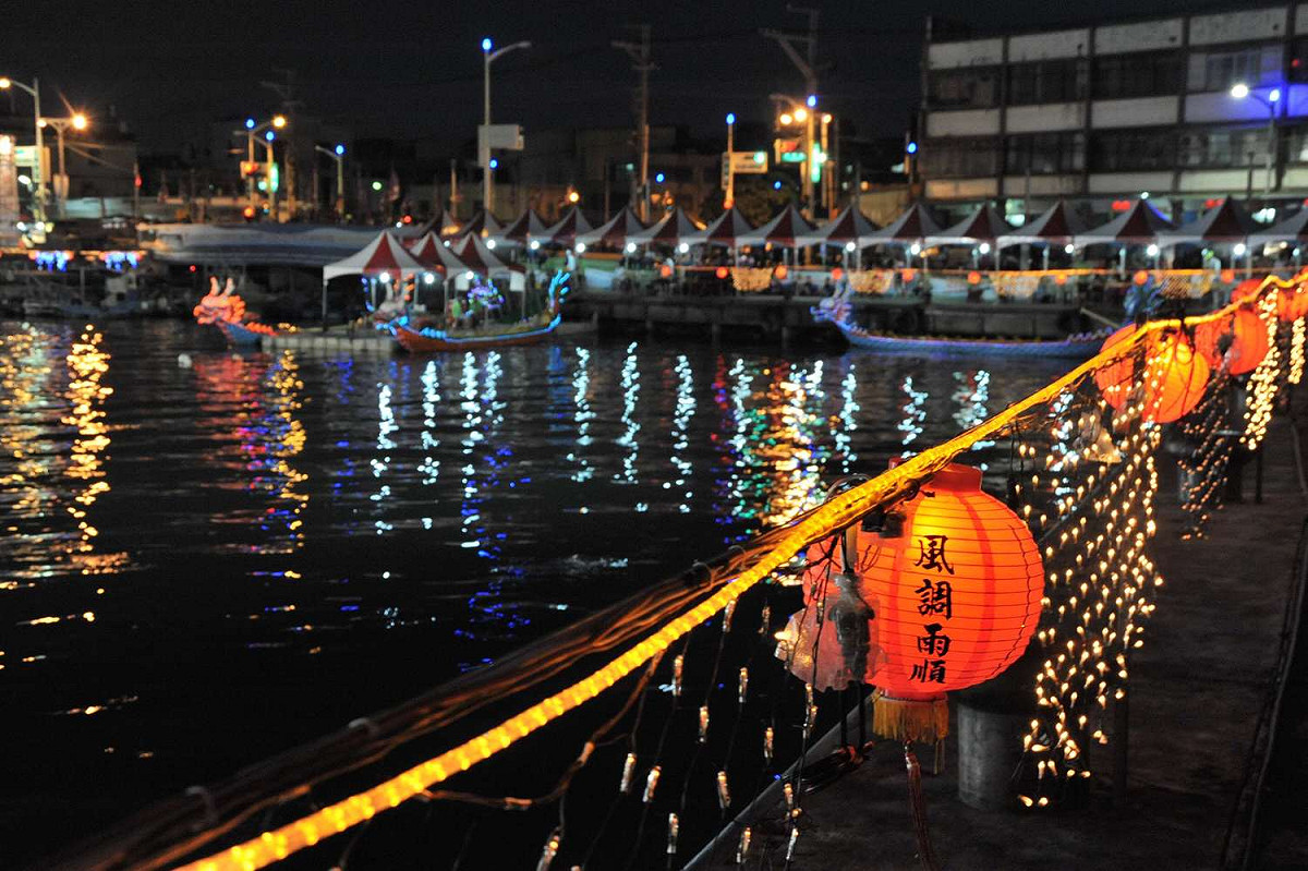 5月27日晚上高雄市林園中芸漁港傳統龍舟錦標賽，夜間龍舟點點倒映河面，十分奪目吸睛，港邊洋溢著濃濃的端陽歡愉氛圍。 圖：高雄市政府/提供