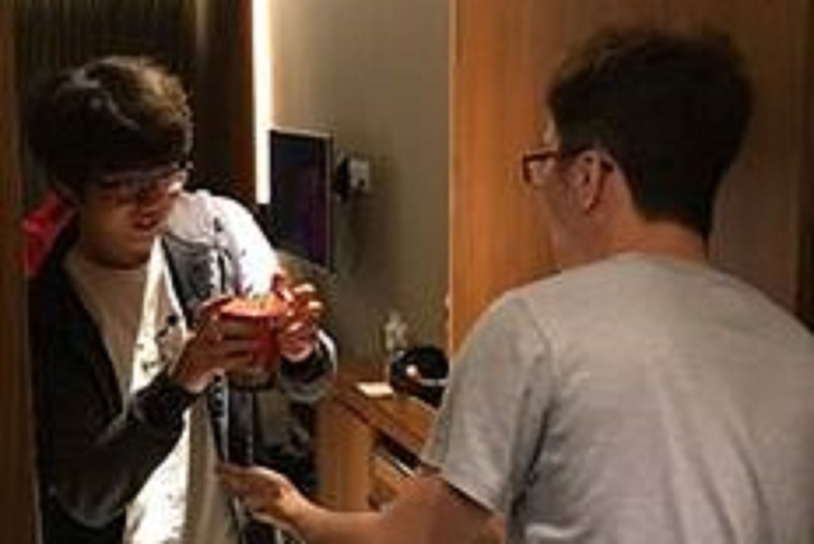 Expect接受了韓國NiceGameTV《Come to LoL/Play》的訪談，期間談起曾泡麵送暖的閃電狼上路選手MMD，他表示，雖然他在對線期表現得並不理想，但他是一名優秀的團隊型上路選手。 圖：翻攝自 《Flash Wolves》閃電狼職業電競隊 官方臉書專頁