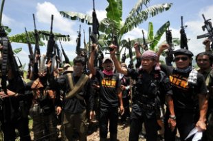 菲律賓政府軍在南方民答那峨島(Mindanao)穆斯林自治區大城馬拉韋市與恐怖組織「馬巫德集團」（MauteGroup）發生激戰。杜特蒂總統宣布民答那峨島進入戒嚴狀態。 圖 : 翻攝自網路