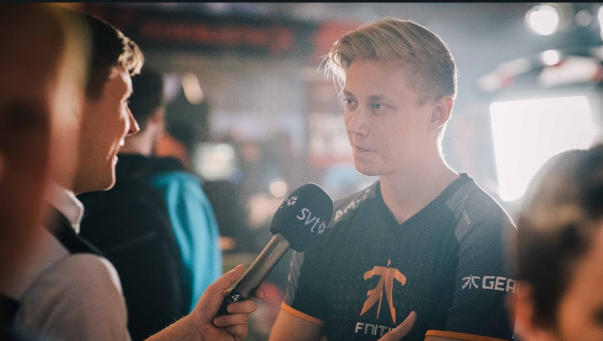 有著「小王子」支撐的FNC隊長Rekkles曾經一度精神崩潰，多次在推特上表示自己已經無法承受壓力，也曾向心理諮商尋求協助，在春季結束後返家進行休養，而隊員則前往韓國進行特訓。 圖：翻攝自 FNC 官方臉書專頁