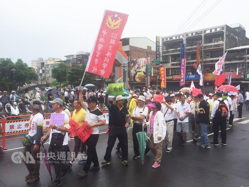 總統府音樂會「最南方思想起」28日下午在屏東演藝廳 舉行，反年金改革團體約500、600人到演藝廳抗議，並 企圖闖進音樂廳，與警方發生衝撞。  圖:中央社