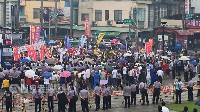 總統府音樂會「最南方思想起」28日下午在屏東演藝廳 舉行，反年金改革團體500多人到演藝廳抗議，並企圖 闖進音樂廳，與警方發生衝撞。 圖:中央社