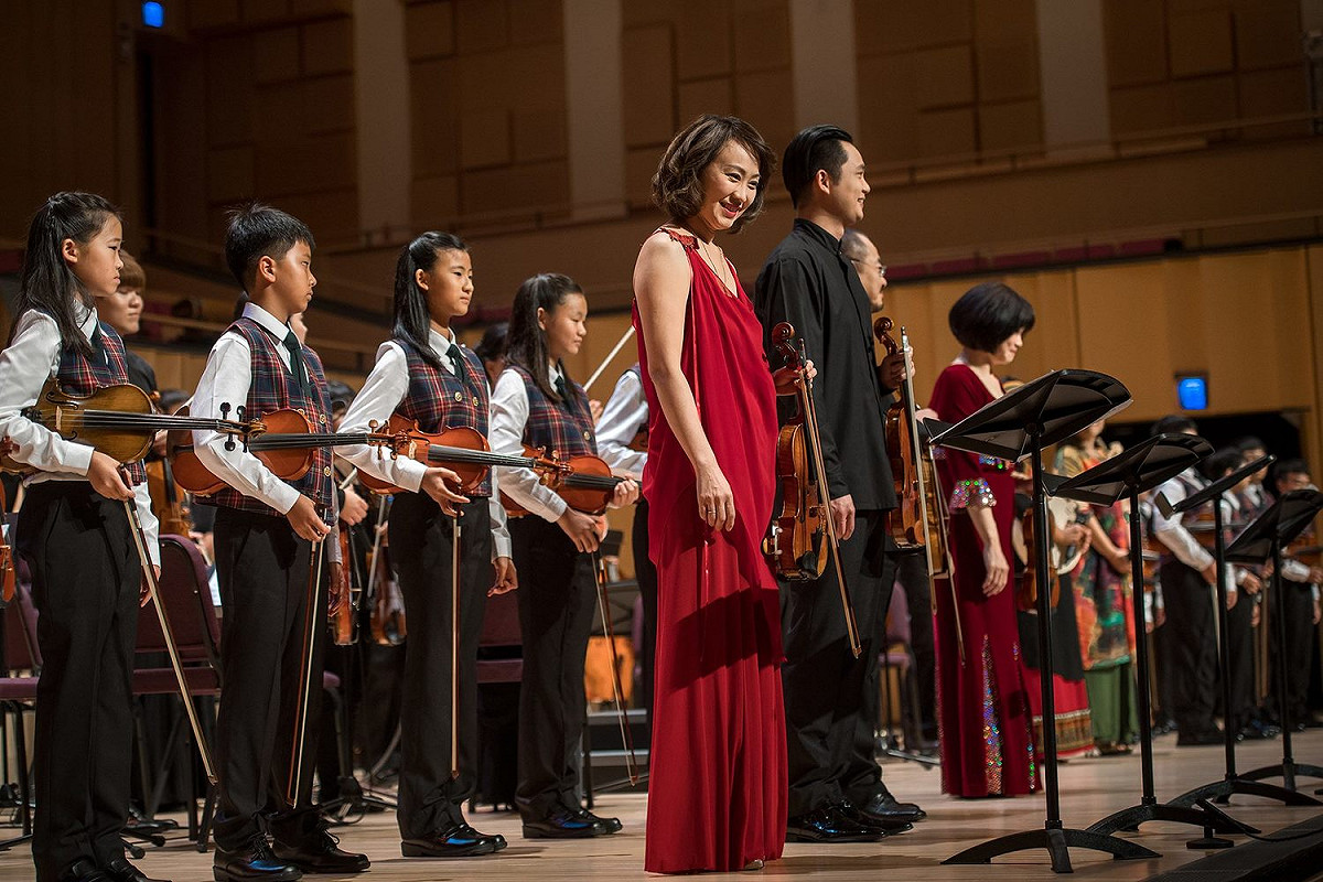 屏東總統府音樂會「最南方思想起」28日下午在屏東演藝廳舉行，陳沁紅、吳庭毓、林士凱、謝宜君和里港國小的小提琴重奏團，一起演奏泰勒曼的給四把小提琴的D大調第二號協奏曲，第二樂章快板。 圖：總統府提供
