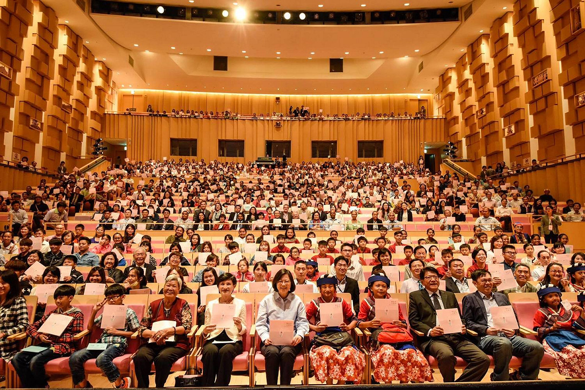 2017年5月28日下午屏東總統府音樂會「最南方思想起」在屏東演藝廳舉行，演出後大合影。 圖：總統府提供