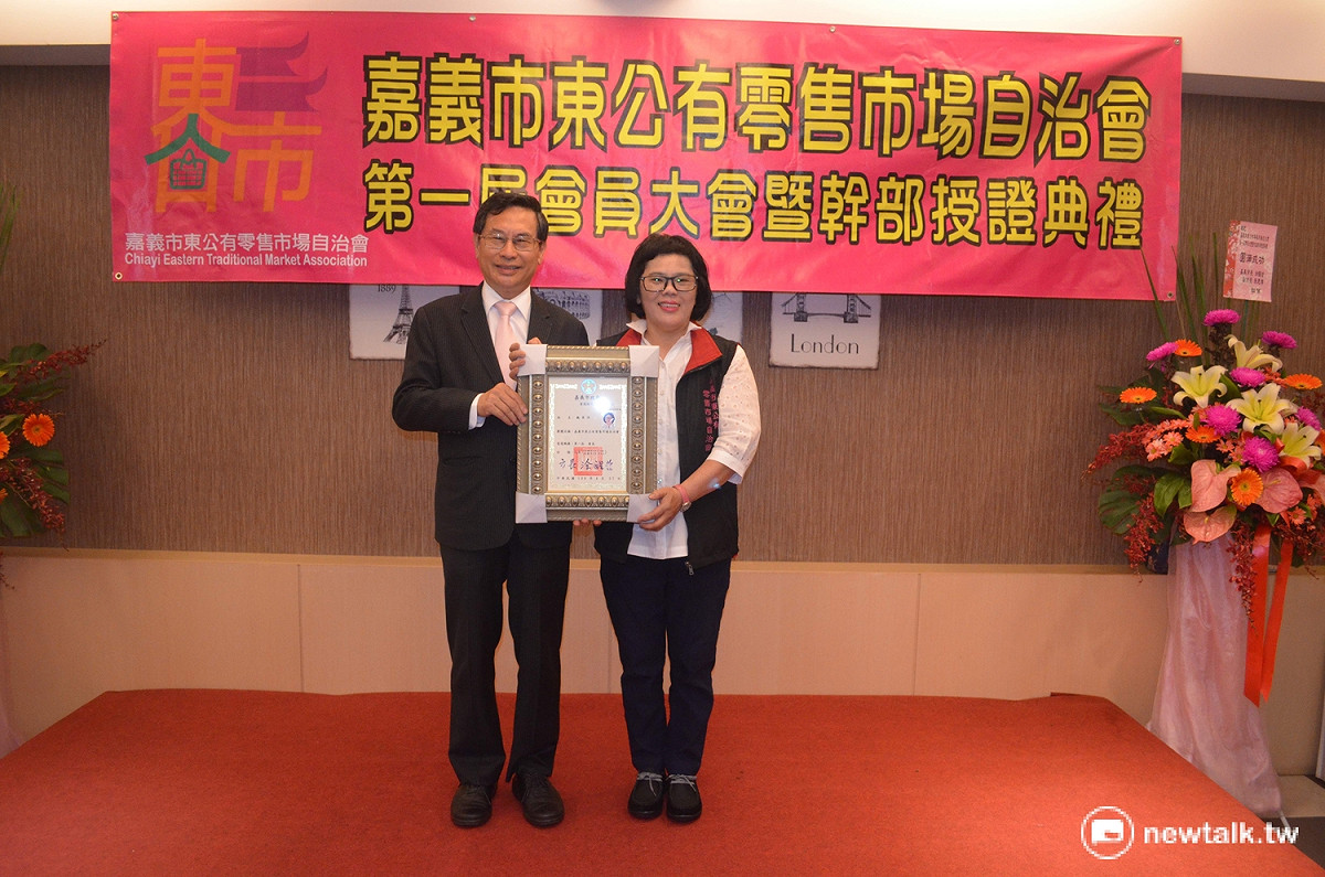 嘉義市東公有市場自治會成立，由魏翠萍擔任首屆會長，市長涂醒哲（左）前往致意。 圖：蔡坤龍/攝