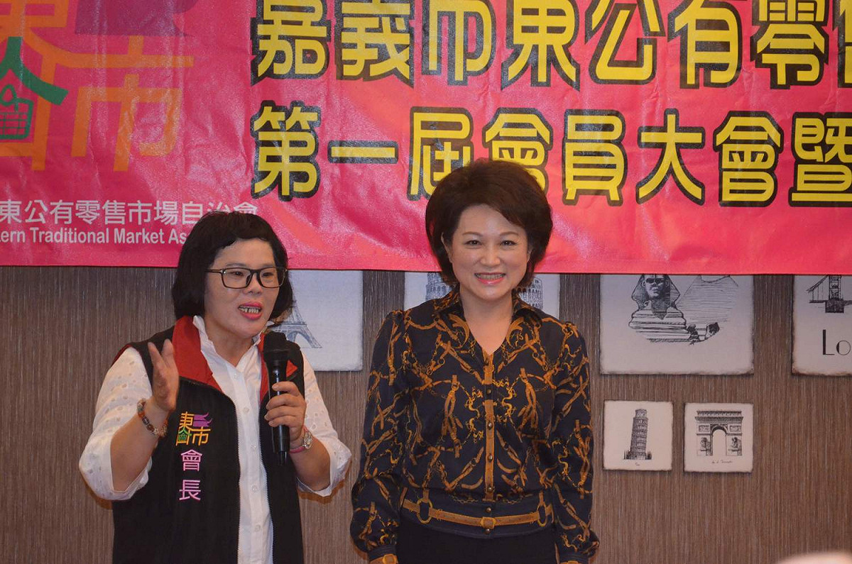 嘉義市東公有市場自治會成立，由魏翠萍擔任首屆會長，議長蕭淑麗（右）前往致意。 圖：蔡坤龍/攝