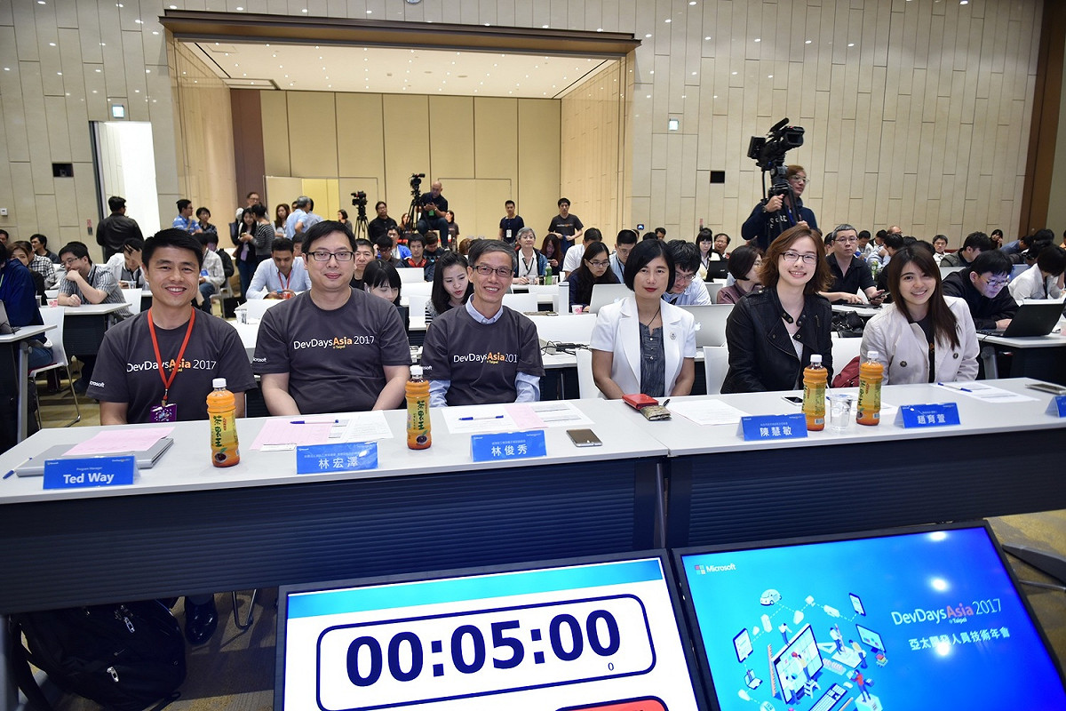 微軟攜手經濟部工業局、IPO聯誼會舉辦亞太規模最大、為期三天的「亞太開發人員技術年會」(DevDays Asia 2017)，為開發人員帶來最新的技術展示與應用，且為鼓勵開發人員利用最新技術進行創新，並舉辦「AI智能服務應用大賽」，集結各方好手的開發能量，打造更多便利、實用的智慧服務。 圖：台灣微軟/提供