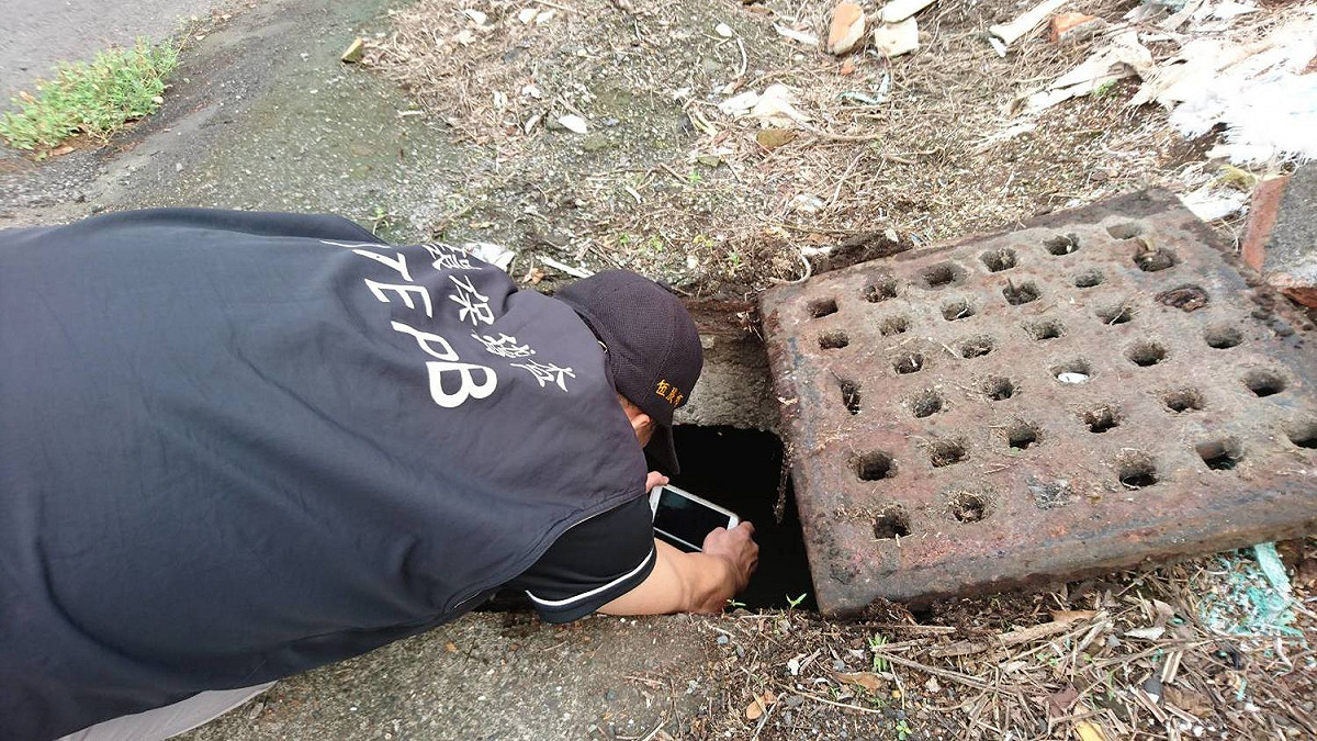 屏東縣政府環保局於端午連假持續執行牧場擴大稽查作業，針對屏東縣新園鄉新園大排上游畜牧業查核，再查獲有9家牧場有違規情形。 圖 : 屏東縣政府/提供