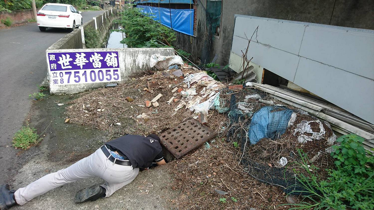 屏東縣政府環保局於端午連假持續執行牧場擴大稽查作業，針對屏東縣新園鄉新園大排上游畜牧業查核，再查獲有9家牧場有違規情形。 圖 : 屏東縣政府/提供