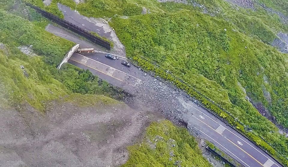 路總局公布空拍圖，蘇花公路長約五十公尺路段被土石掩埋，造成端午連假交通中斷。  圖 : 公路總局/提供