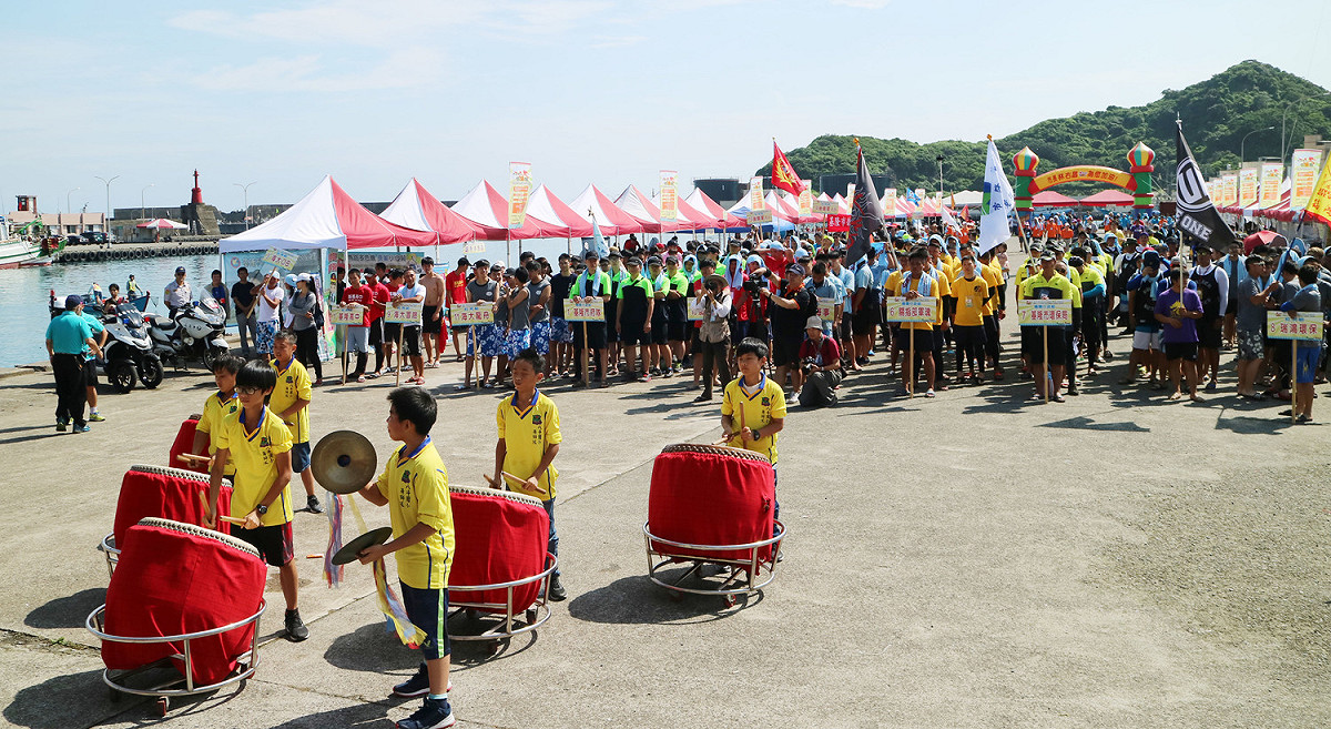 今年活動以「金鷄呈祥競龍舟」為主題，由八斗國小祥獅獻瑞表演，熱鬧地揭開序幕。 圖：基隆市政府/提供