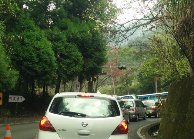 北上旅客繞道中橫，造成中橫車流回堵嚴重 圖 : 翻拍自網路