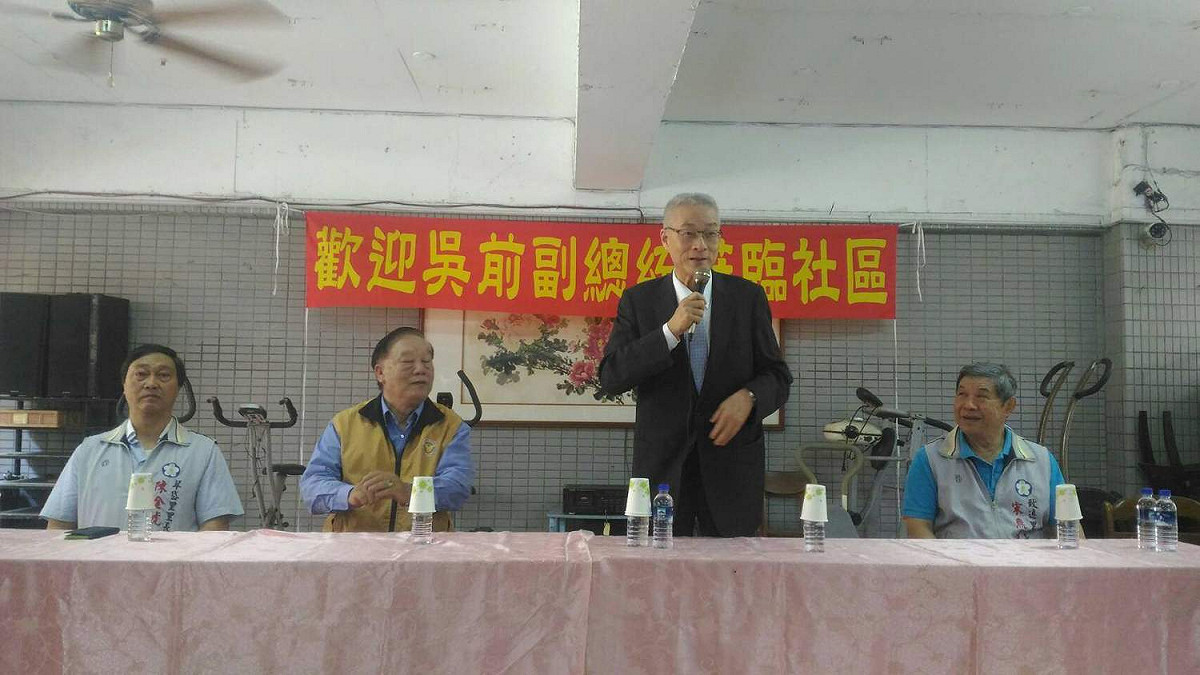 今年四月間，奇策盟安排吳敦義造訪嘉義市經國新城，受到軍眷熱烈歡迎。 圖：奇萊策略聯盟/提供