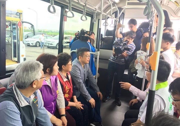 今日立法院副院長蔡其昌、偕同多位市議員與市府官員實際試乘公車路線，體驗沿途美麗的海線景色。 圖：翻攝自蔡其昌臉書