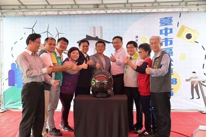 今日立法院副院長蔡其昌、偕同多位市議員與市府官員實際試乘公車路線，體驗沿途美麗的海線景色。 圖：翻攝自蔡其昌臉書