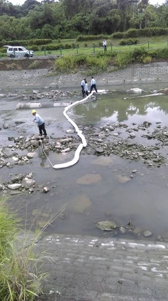 和桐化學公司煤油外溢，流進後勁溪，高雄市環保局佈下攔油索防止污染擴大。 圖：高雄市環保局/提供
