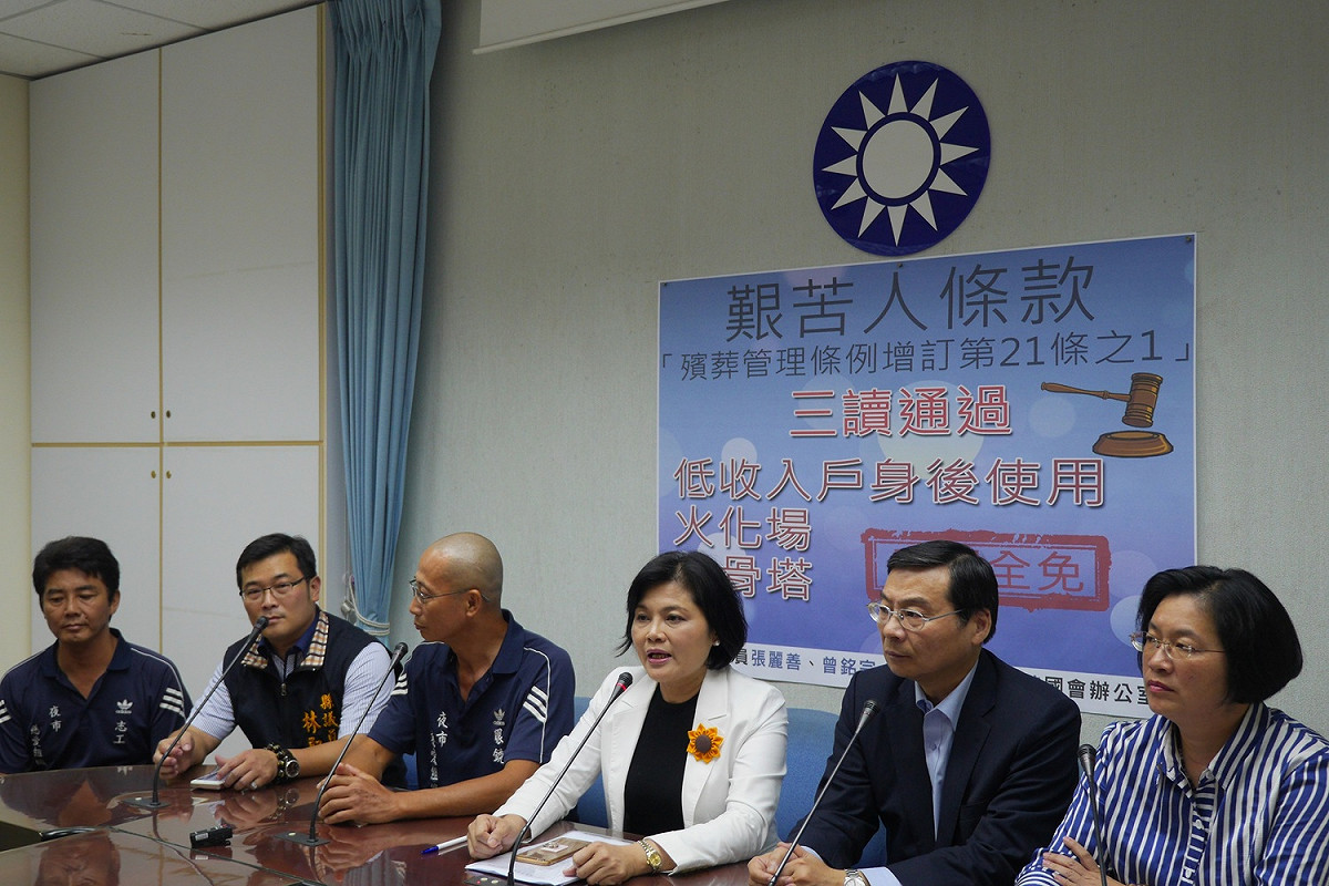 立法院國民黨團立委今（31）日邀請雲林夜市慈愛會共同召開記者會，共同向國民黨團表示感謝，讓「殯葬管理條例」增訂第21-1條文案順利三讀通過。 圖：趙婉淳/攝