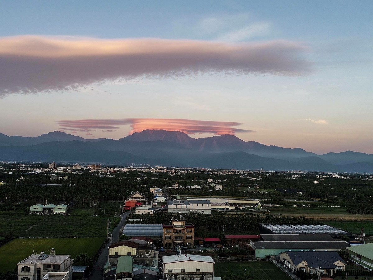 屏東紅色太武山。莢狀雲。氣象局主任鄭明典就指出，莢狀雲代表鄰近山頂的高度有強風，而這個時間強風來自南方，大氣會越來越不穩定，強降雨將來。 圖：翻攝自潘孟安臉書