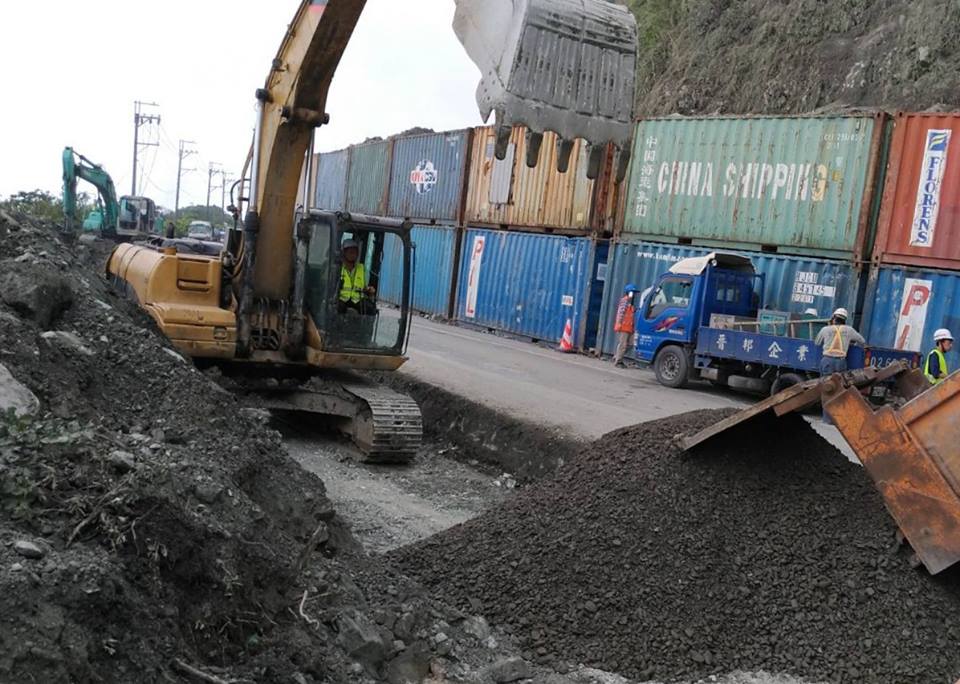 ５月31日蘇花公路台9線112.6K九宮里災害路段，搶修情況。 圖:翻攝自交通部臉書