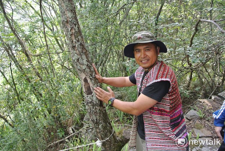 環山部落牧師羅以薩對山上各種植物如數家珍。 圖：唐復年/攝