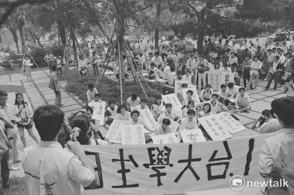 邱萬興說，學生抗爭行動，激怒校方，學校本來打算把參與的學生以最嚴厲的退學處分，最後校方將自由之愛成員的其中7人：文馨瑩、吳介民、林志修、林佳龍、梁至正、陳啟斌和鍾佳濱，以「聚眾滋事」記小過處分。 圖攝影邱萬興提供