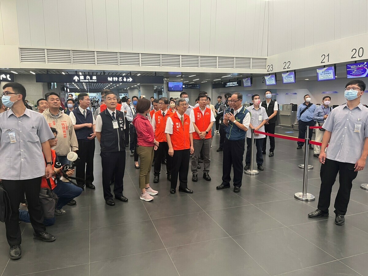 行政院長陳建仁視察台中國際機場。 圖：交通部民航局／提供