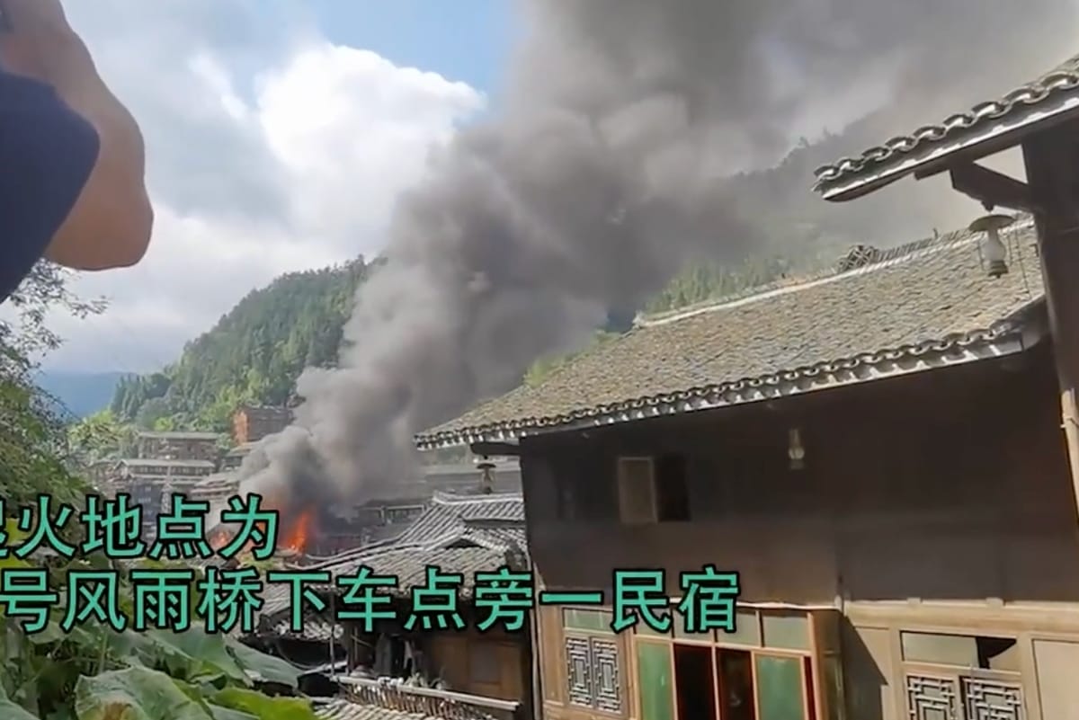 目擊者稱起火點為一處木屋民宿，起因疑似是煤氣爆炸。 圖：擷取自中國媒體「青蜂俠」
