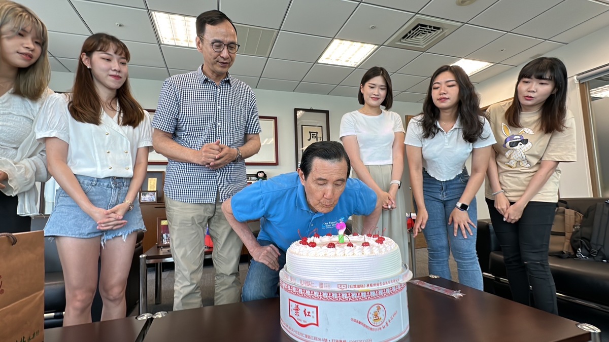 國民黨主席朱立倫率國民黨青年替馬英九慶生。 圖：國民黨文傳會/提供