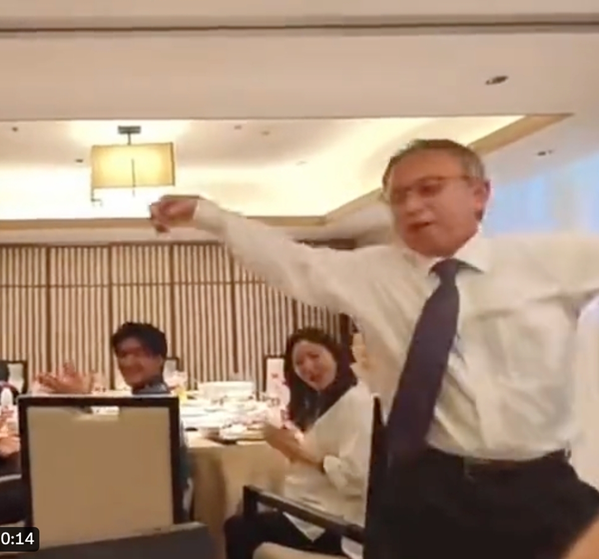 沖繩縣知事玉城丹尼在北京宴會上跳舞的影片於網路上流傳。日本網友批評他此舉是「向中國示好」。 圖：擷取自推特@bakusai_com