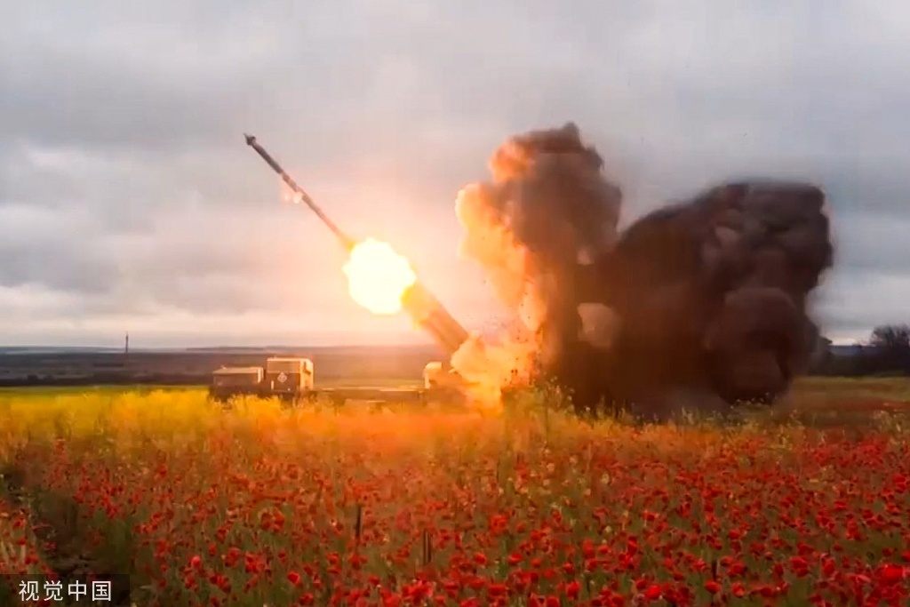 俄軍以旋風-S 型（Tornado-S）多管火箭炮襲擊了烏軍一處武器和裝備集結地，並摧毀了烏軍115機械化旅的一座彈藥庫。 圖：擷取自「視覺中國」