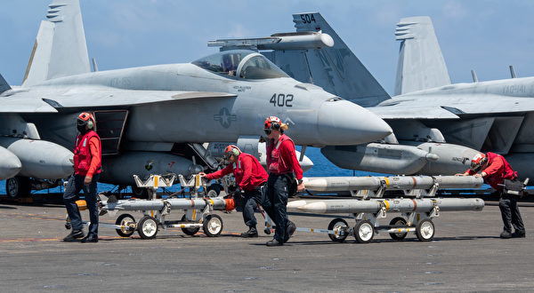 美軍航空母艦雷根號，工作人員安裝戰機飛彈。 翻攝自推特@USMC