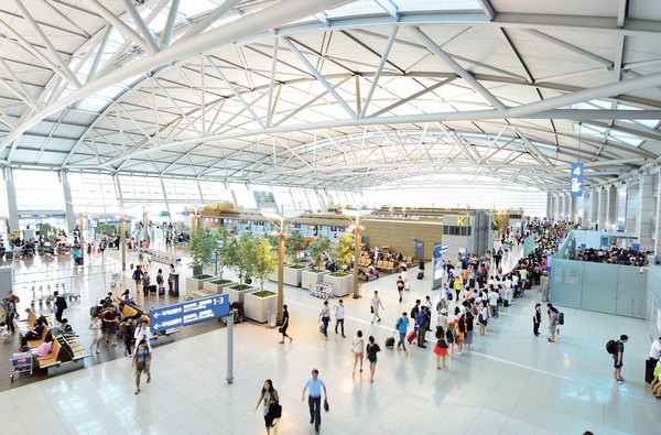 作為東北亞門戶之一，仁川國際機場擁有90家以上的航空公司進駐，提供了飛航全球186個城市。當旅客由仁川抵達後，亦可銜接9個國際機場、7個國內機場，或是透過KTX、城際巴士等交通前往韓國各地。 圖/旅奇週刊