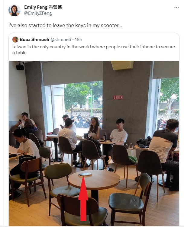 美國全國公共廣播電台駐台記者馮哲芸轉推旅居台灣的外籍人士施穆利的推文，他看到台灣人用iPhone來占位子（箭頭），相當驚奇。 圖：翻攝自馮哲芸推特／新頭殼後製