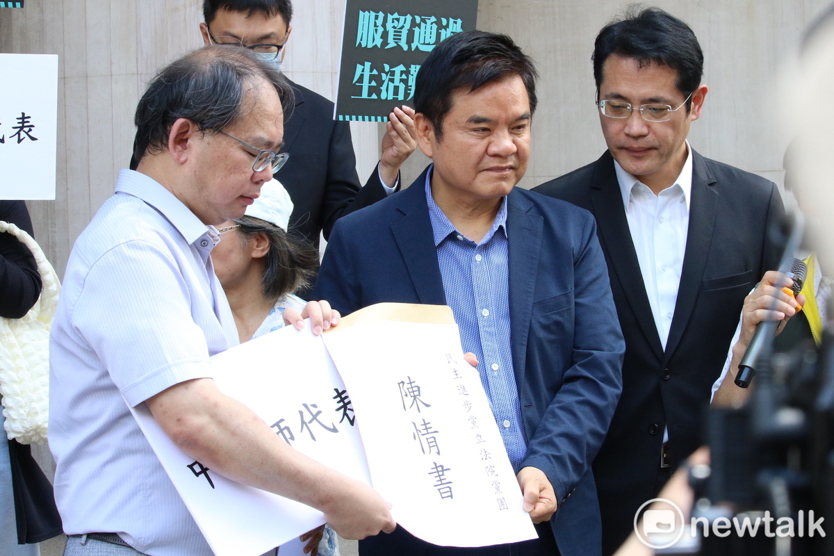 中西醫藥界、藥商今舉行「藥界站出來 拒絕柯侯重啟服貿」記者會，遞送陳情書，由民進黨團書記長莊瑞雄接下。 圖：周煊惠 / 攝