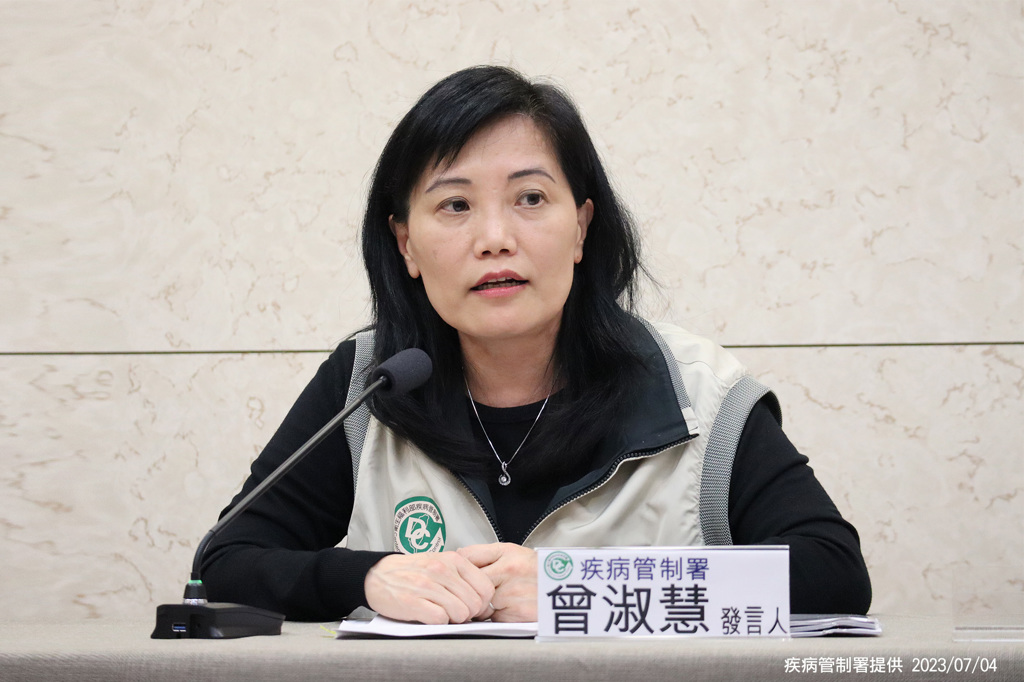 疾管署今(14)日宣布， 今(112)年8月15日起，除醫院、診所、一般護理之家及老人福利機構持續列為應佩戴口罩場所, 其餘醫療(事)機構調整為民眾建議佩戴口罩場所。 圖：疾管署／提供