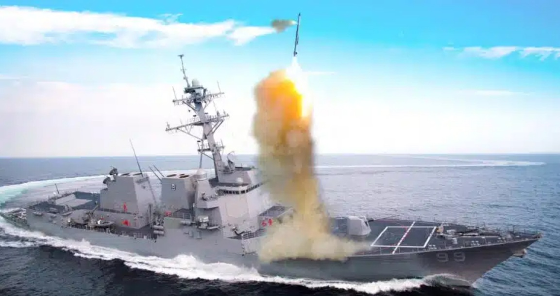 美軍「勃克級」驅逐艦「法拉格特號 (DDG-99)」射擊PAC-3 MSE防空飛彈藝術渲染圖。 圖：翻攝Lockheed Martin