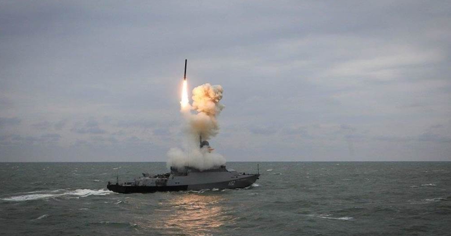俄軍從艦體上發射巡航導彈。 圖 : 翻攝自俄國國防部