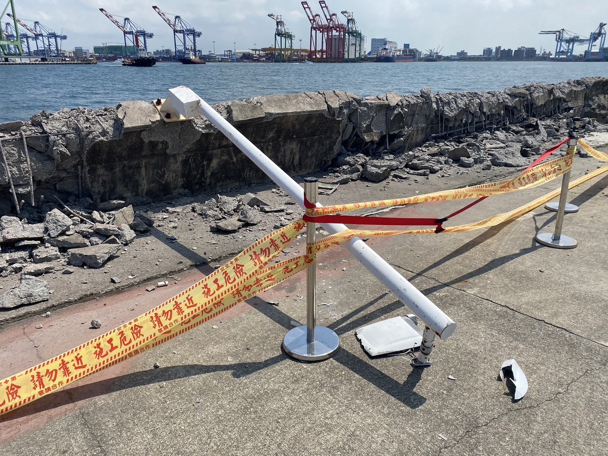 紅毛港護岸被撞受損不輕。 圖：高雄港務分公司提供