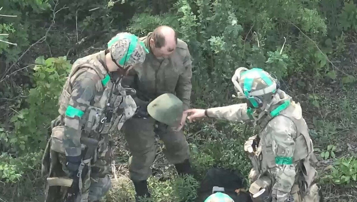 烏克蘭第三獨立突擊旅（Ukrainian Third Assault Brigade）在戰場上俘虜了一位俄軍士兵。 圖：翻攝自烏克蘭第三獨立突擊旅