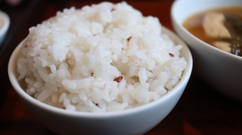 北科大27名學生嗑光「大道創意料理熱炒」熱炒店2大桶35人份白飯，為何熱炒店白飯特別好吃？專家指關鍵在「加油」。 示意圖／取自pixabay