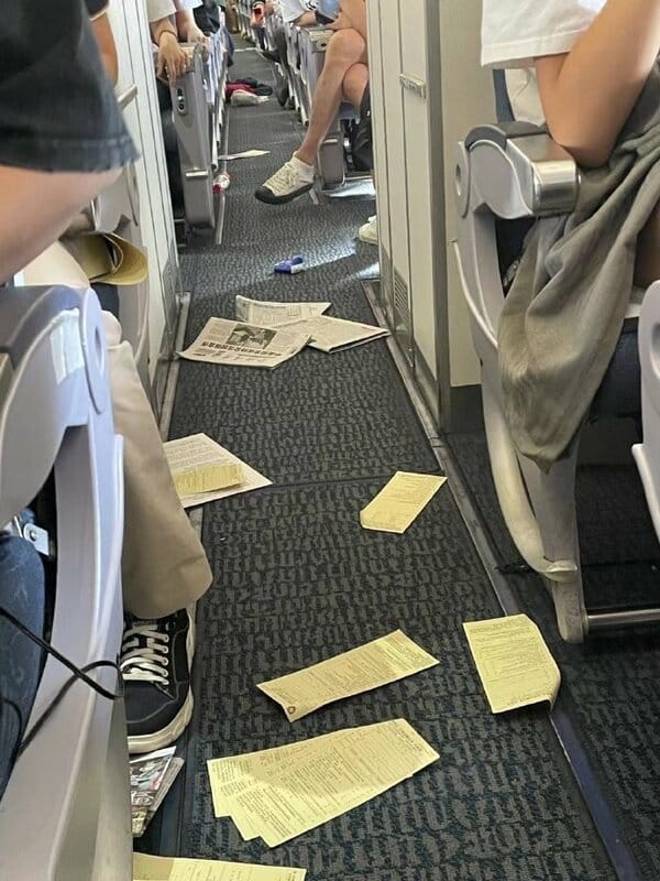 中國國際航空遭遇晴空亂流，機上物件散落一地。 圖：擷取自微博