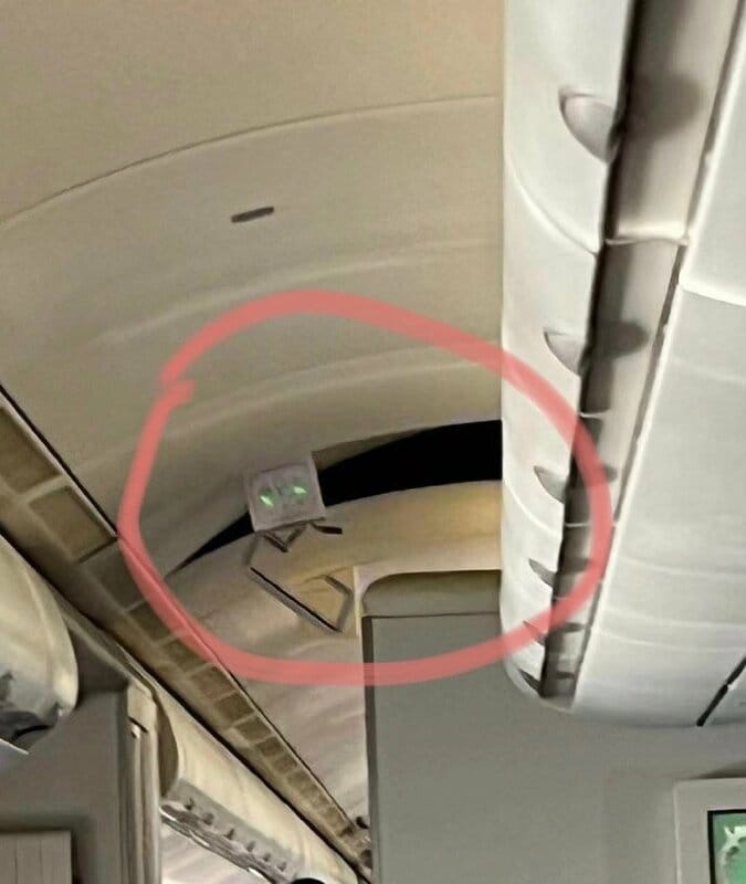 據悉飛機因瞬間下墜，除了機上物品散落四處，安全出口的告示也遭砸碎。 圖：擷取自微博