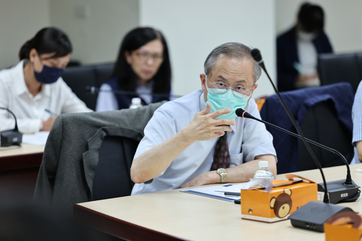高醫院長鍾飲文出席登革熱專家會議。 圖：高雄市衛生局提供