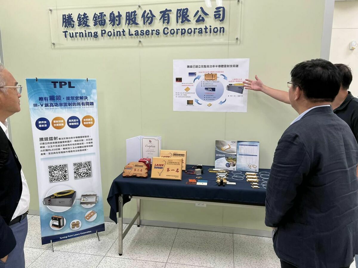 謝金河與林佳龍一同到新竹科學園區去參訪，台灣發展高功率發光二極體的騰錂雷射公司。 圖：翻攝自謝金河臉書