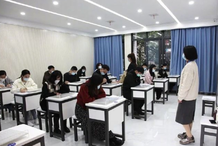 中國長期以來，將公務員視為職業生涯中備受仰視的跳板，考試嚴格、崗位競爭激烈。 圖：翻攝自澎湃新聞