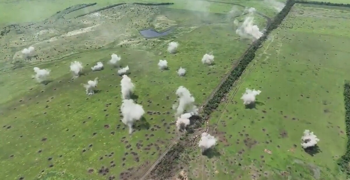 烏軍坦克穿越一場場爆炸，持續向前作戰。從高空的角度看向地面，能看到地面不斷出現因爆炸產生的煙霧，非常壯觀。 圖：翻攝自NOELREPORTS推特