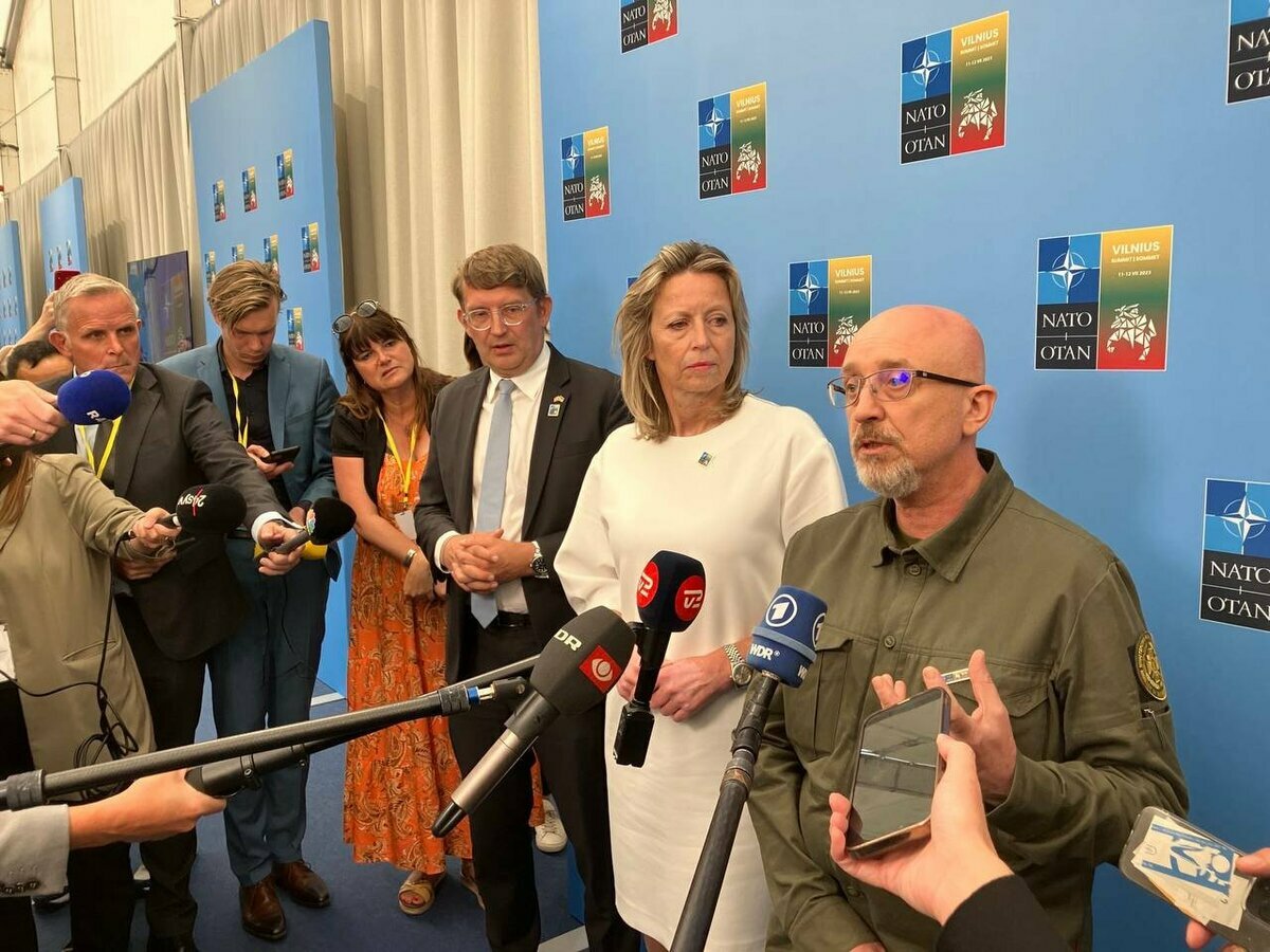 丹麥及荷蘭在個別會議中宣佈將成立聯盟協助烏克蘭訓練軍事人員，其中包含訓練烏軍飛官駕駛 F-16 戰鬥機。 圖：翻攝自推特@NOELreports