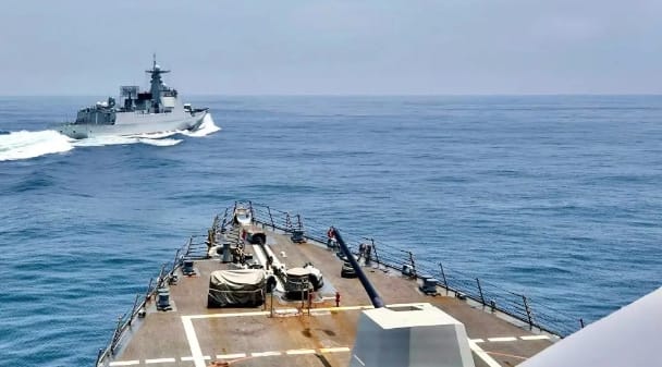 中共蘇州艦(前)在美國軍艦鍾雲號穿越台灣海峽時，突然「鬼切」到美艦前，企圖製造軍事糾紛。 圖 : 翻攝自車馬點兵V