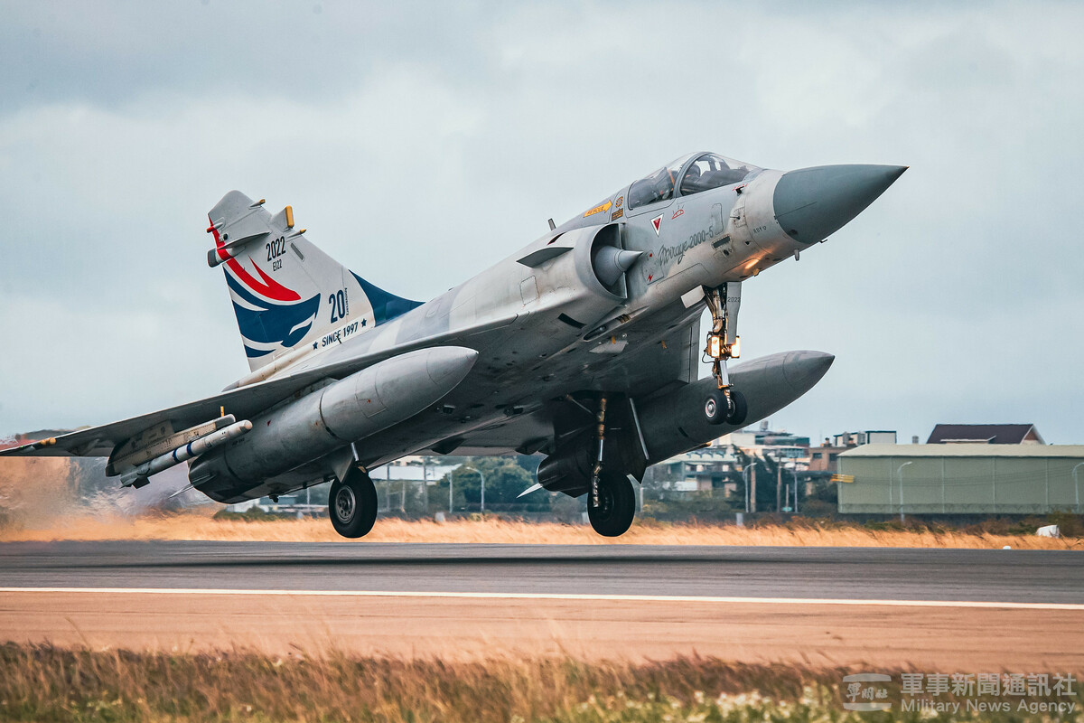 漢光39號將演練戰機起降豐年機場，圖為112年1月5日空軍第二聯隊新年戰備。 圖：截自軍聞社網站。